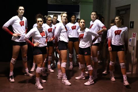 what happened with the wisconsin volleyball team|Badgers sting Yellow Jackets to advance 